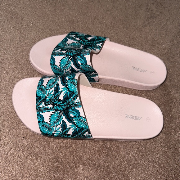 Ardene Slides - Picture 2 of 3